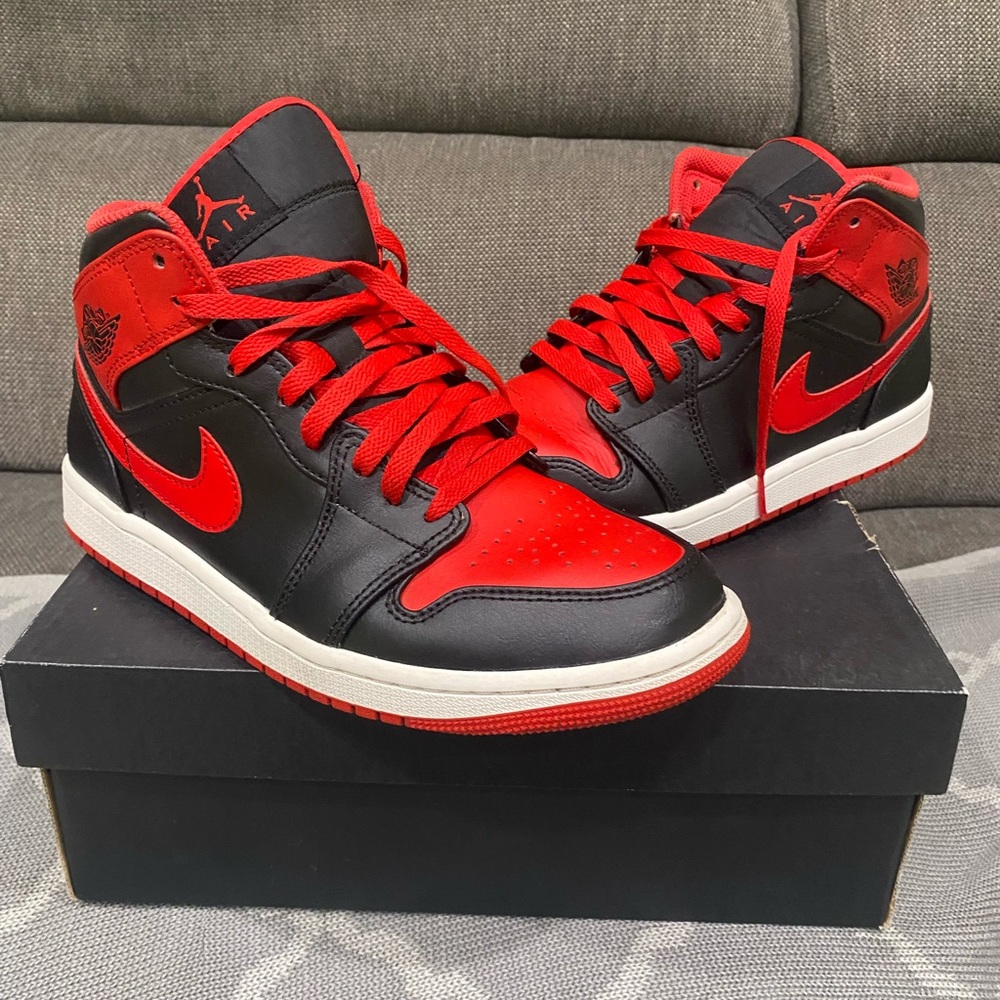 AIR JORDAN 1 MID "FIRE RED"